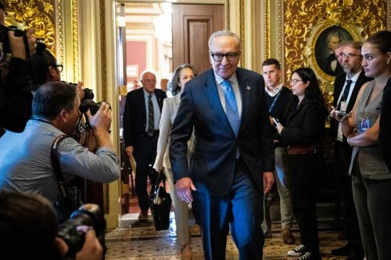 10月3日，参议院少数党领袖查克·舒默在华盛顿美国国会大厦参加投票。